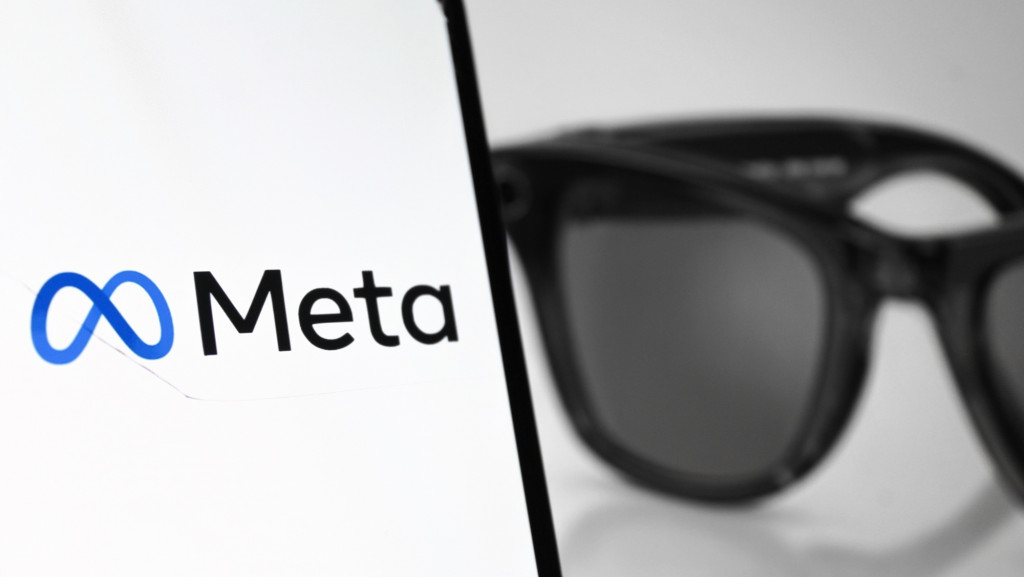 Usuários jovens no Instagram: Zuckerberg revela que muitos mentem a idade 2 Logotipo da Meta com par de óculos escuros Ray-Ban no fundo desfocado, indicando tecnologia e Meta