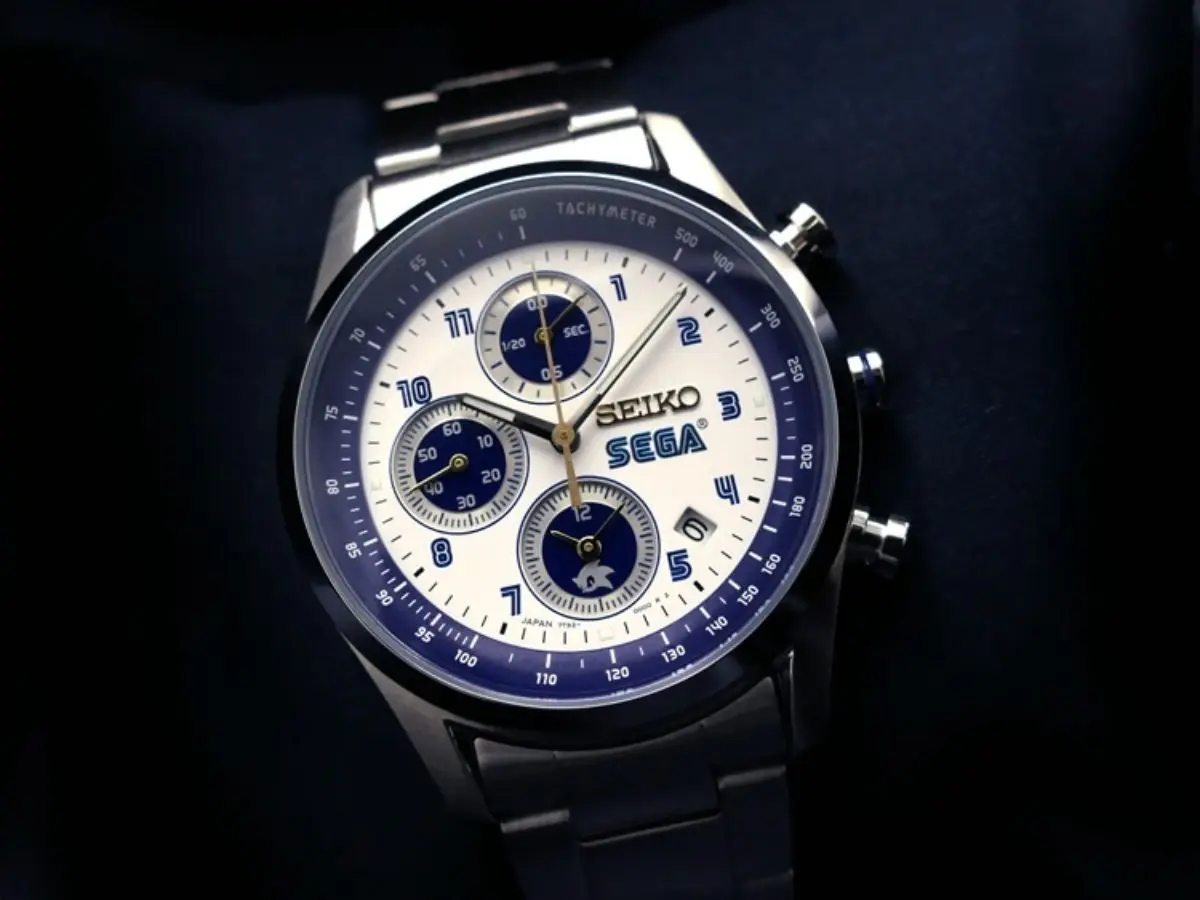 Relógios Sega x Seiko: o acessório de 65 anos que todo fã vai querer 2 Relógio esportivo prateado Seiko e Sega, mostrador branco com anel azul tachymeter e subdials azuis