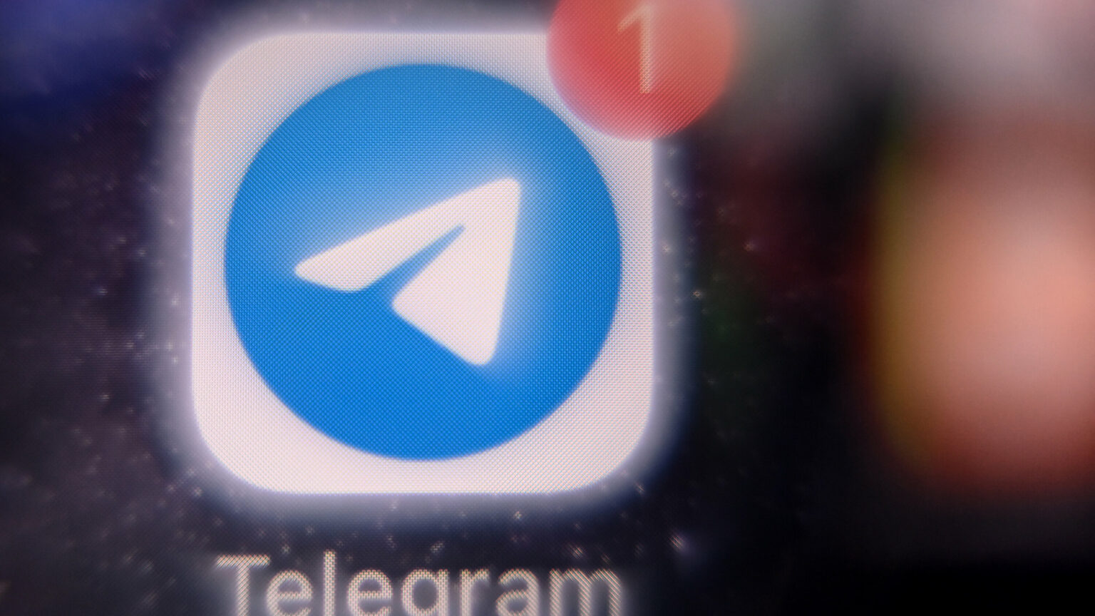 Ícone do aplicativo Telegram na tela de um celular, com balão vermelho de notificação marcando 1 mensagem não lida
