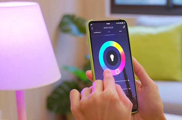 Lâmpada inteligente Elgin Smart Color com 59% OFF: o que ela faz e em quais cômodos vale mais a pena usar 2 1 33