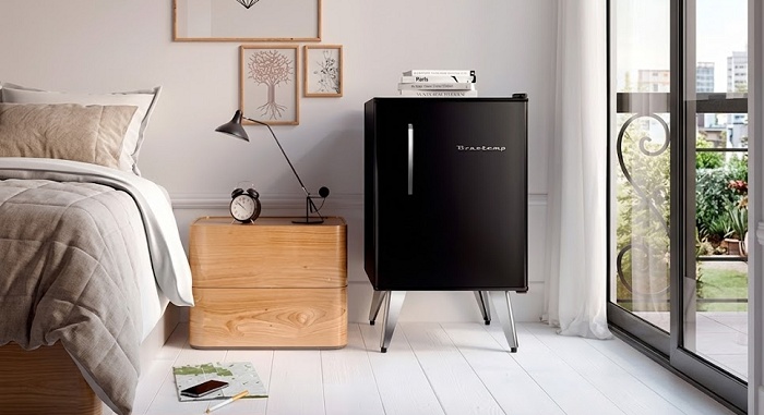 Bebida gelada no quarto, na varanda e no escritório: o Frigobar Brastemp Retrô está com 23% OFF 1 2 6