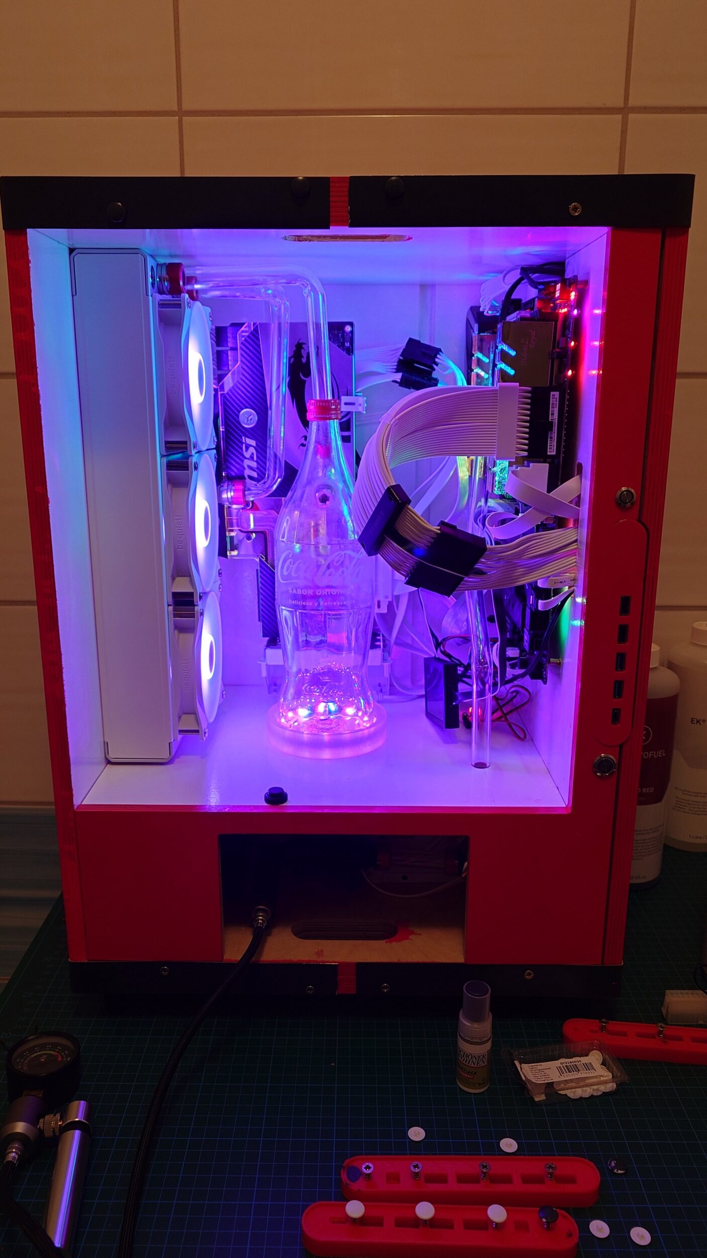 Fã da Coca-Cola monta PC personalizado em homenagem à marca, com direito a uma garrafa integrada ao sistema de resfriamento 2 28517