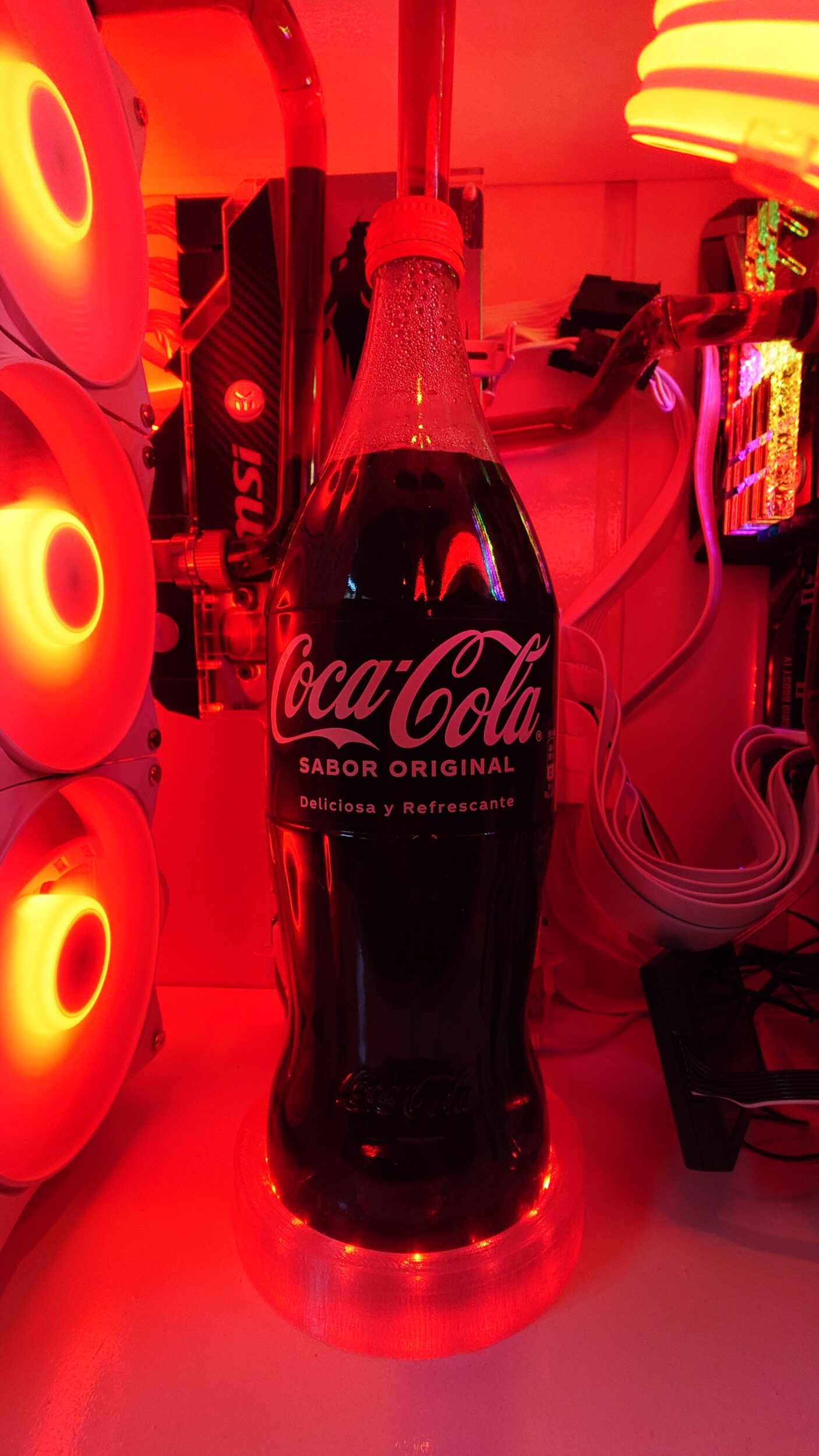 Fã da Coca-Cola monta PC personalizado em homenagem à marca, com direito a uma garrafa integrada ao sistema de resfriamento 5 42469