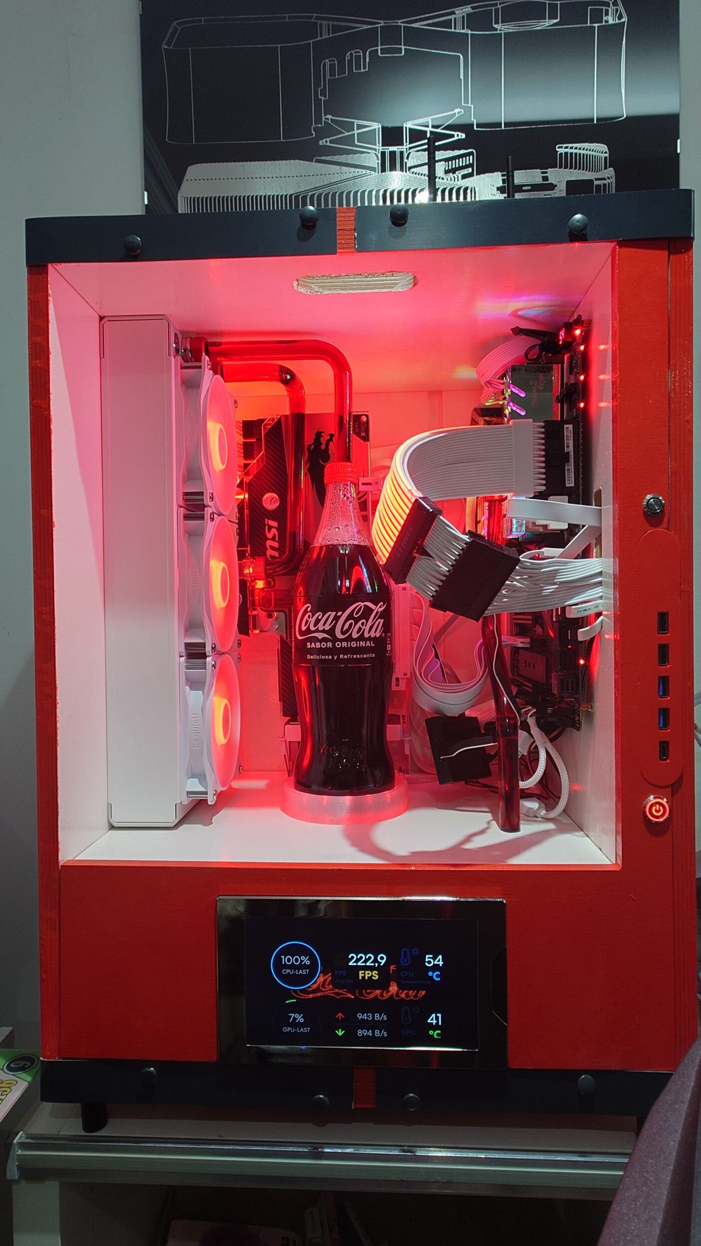 Fã da Coca-Cola monta PC personalizado em homenagem à marca, com direito a uma garrafa integrada ao sistema de resfriamento 3 42487