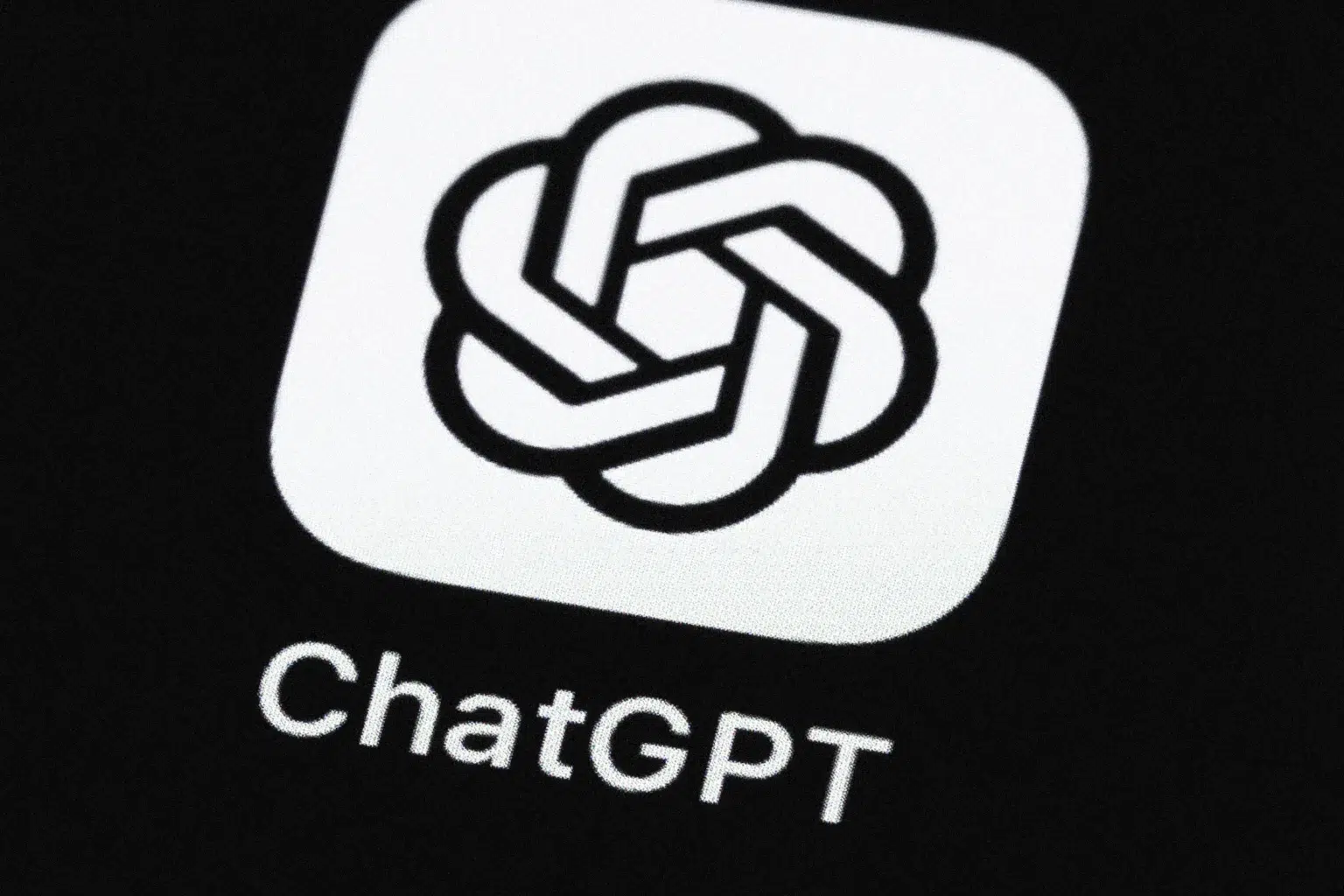 Ícone do aplicativo ChatGPT, com o logotipo da OpenAI em branco sobre fundo branco e o nome "ChatGPT" abaixo, em tela escura