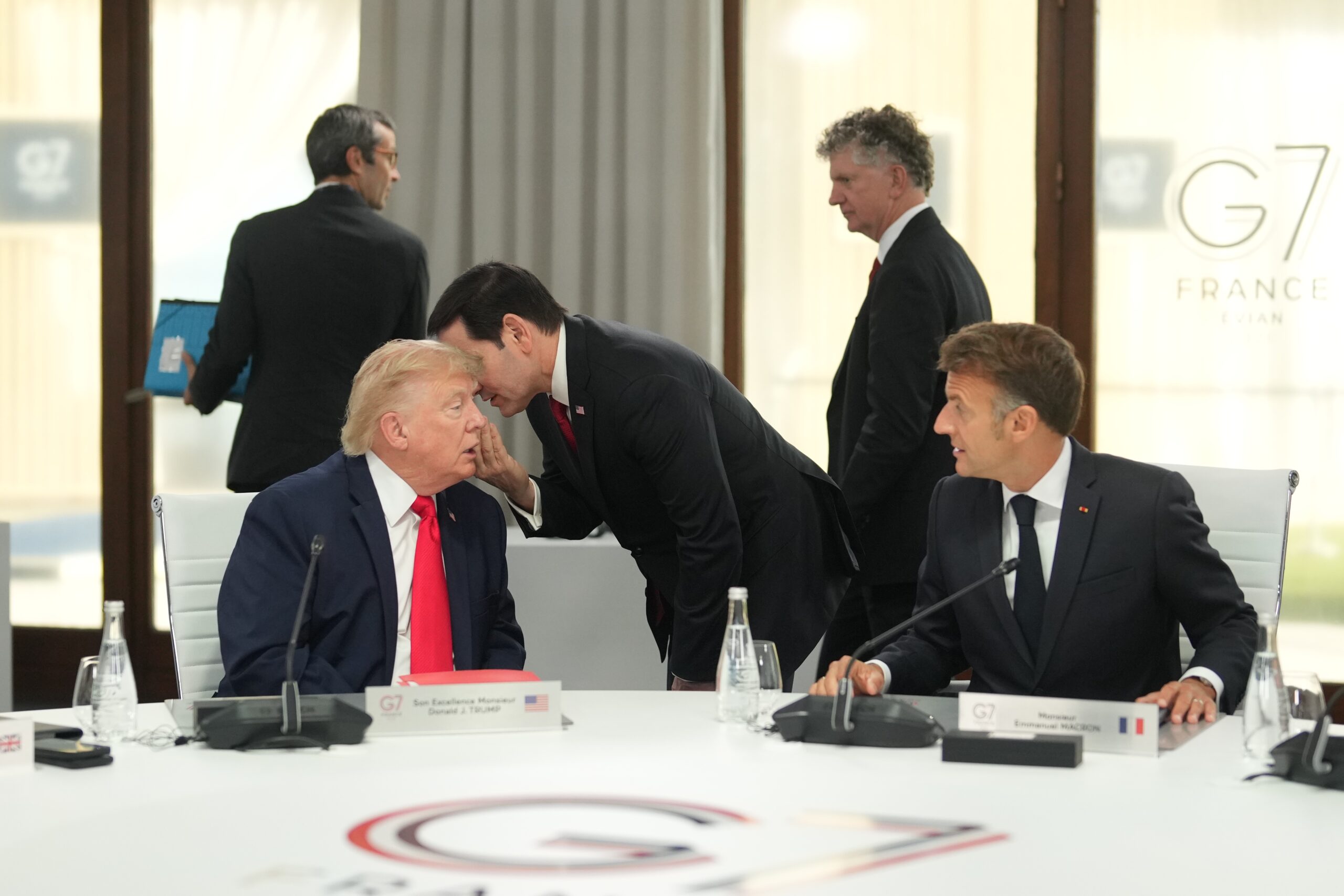 Macron critica veto de Trump a modelos de IA da Anthropic e diz que isso prejudica o mercado 1 download 1 scaled