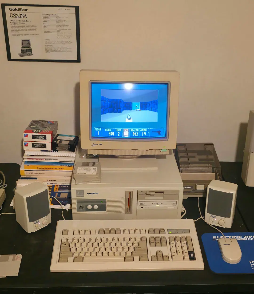Esse cara começou a colecionar há 8 meses e já tem uma sala cheia de computadores lendários 3 my main retro battlestation full goldstar gs333a bundle 1992 v0