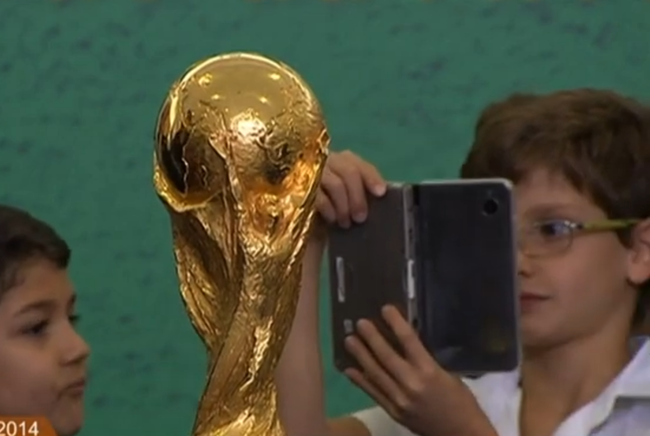 Sim, isso aconteceu: O dia em que Dilma fotografou a taça da Copa do Mundo usando um Nintendo DSi XL 1 nintendo DS