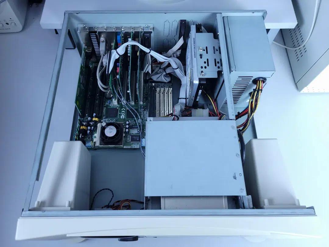 Homem restaura gabinete e monta PC multimídia com hardware retrô; configuração inclui Pentium MMX e placa de som da Yamaha 6 not the usual suspects a multimedia pc build v0
