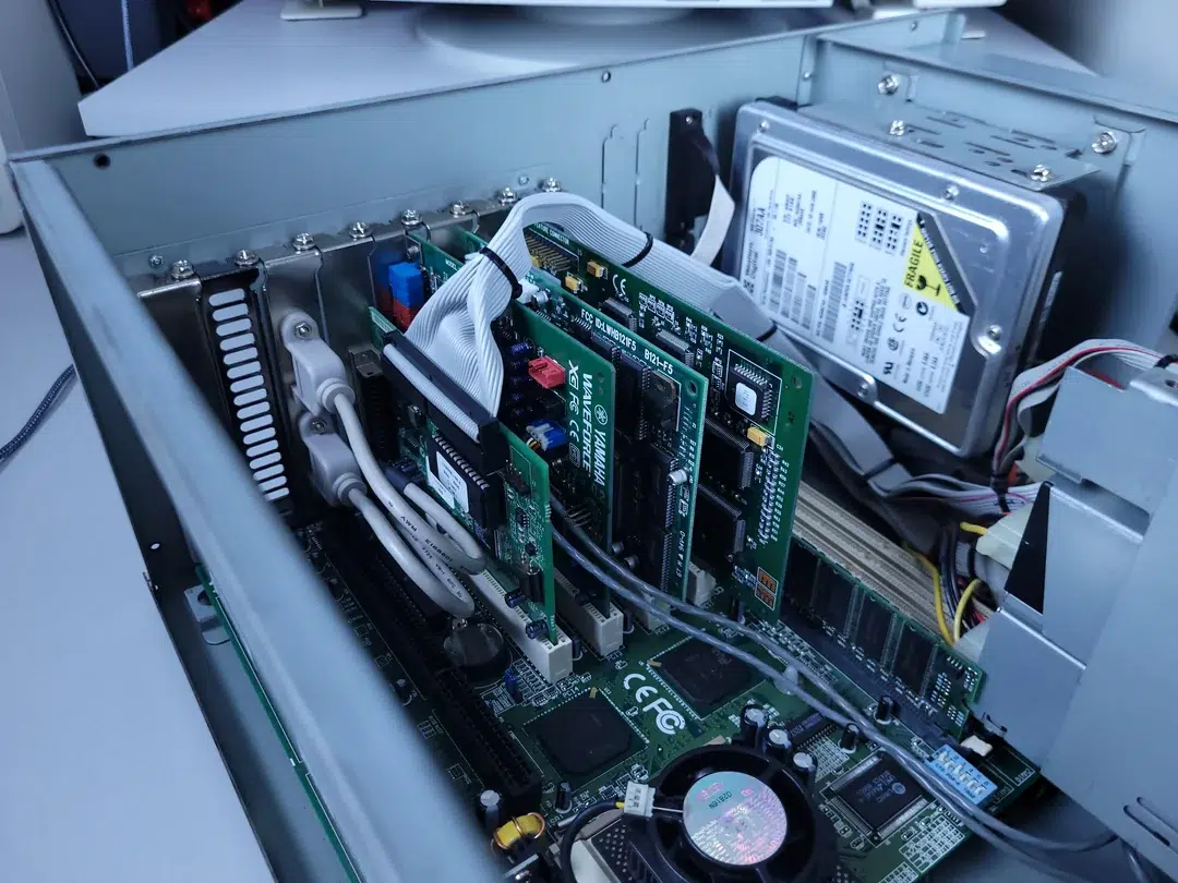 Homem restaura gabinete e monta PC multimídia com hardware retrô; configuração inclui Pentium MMX e placa de som da Yamaha 5 not the usual suspects a multimedia pc build v0 eo022h52m69h1
