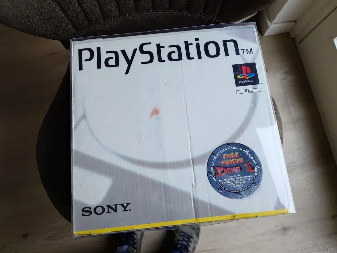 Homem abre PS1 lacrado desde os anos 90 e publica as fotos; veja aqui 1 ps1