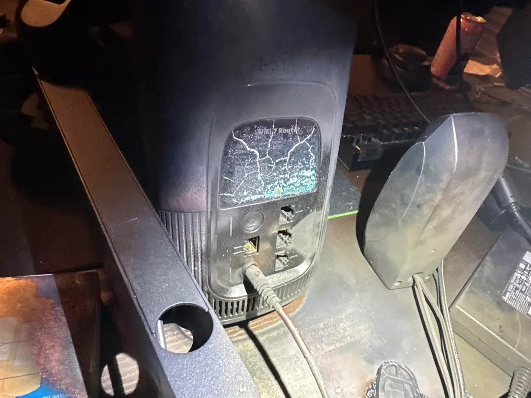 Homem relata como um raio entrou pelo cabo de internet e destruiu seu PC e desabafa: "foi bastante assustador" 3 router blewup motherboard v0 nqgvnor4e75h1