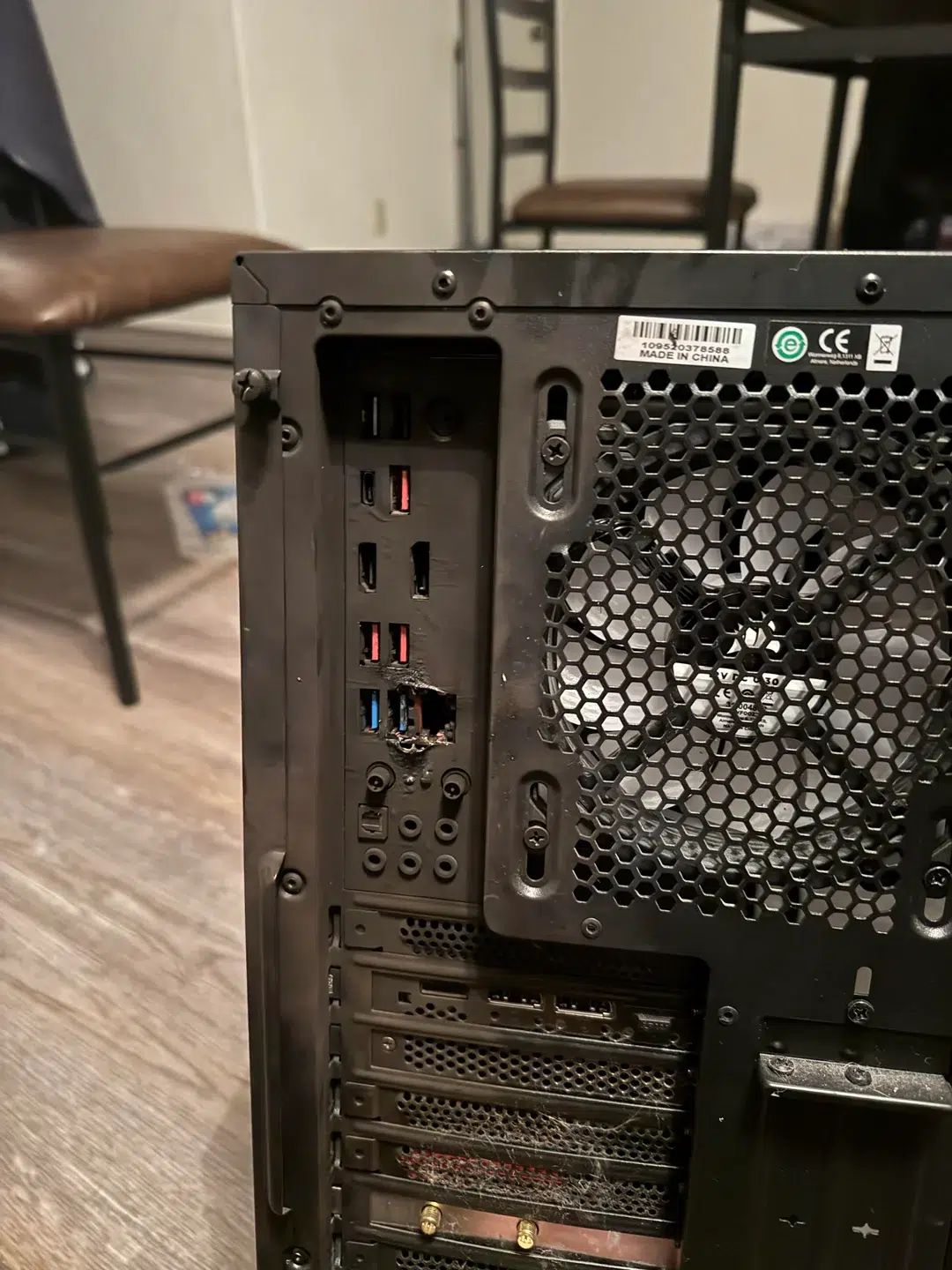 Homem relata como um raio entrou pelo cabo de internet e destruiu seu PC e desabafa: "foi bastante assustador" 1 router blewup motherboard v0