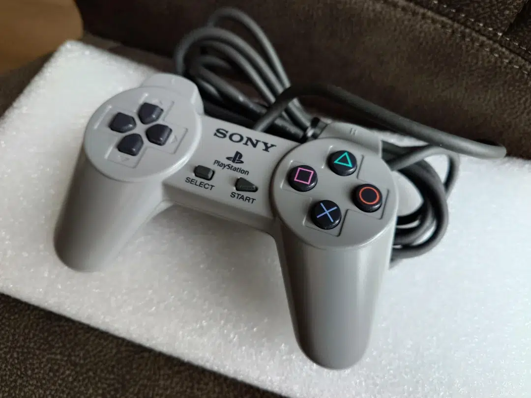 Homem abre PS1 lacrado desde os anos 90 e publica as fotos; veja aqui 3 unboxing a 90s unused first model playstation v0