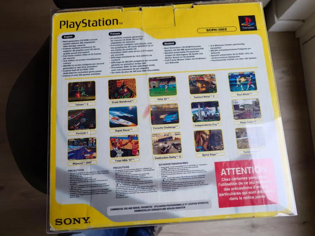 Homem abre PS1 lacrado desde os anos 90 e publica as fotos; veja aqui 7 unboxing a 90s unused first model playstation v0