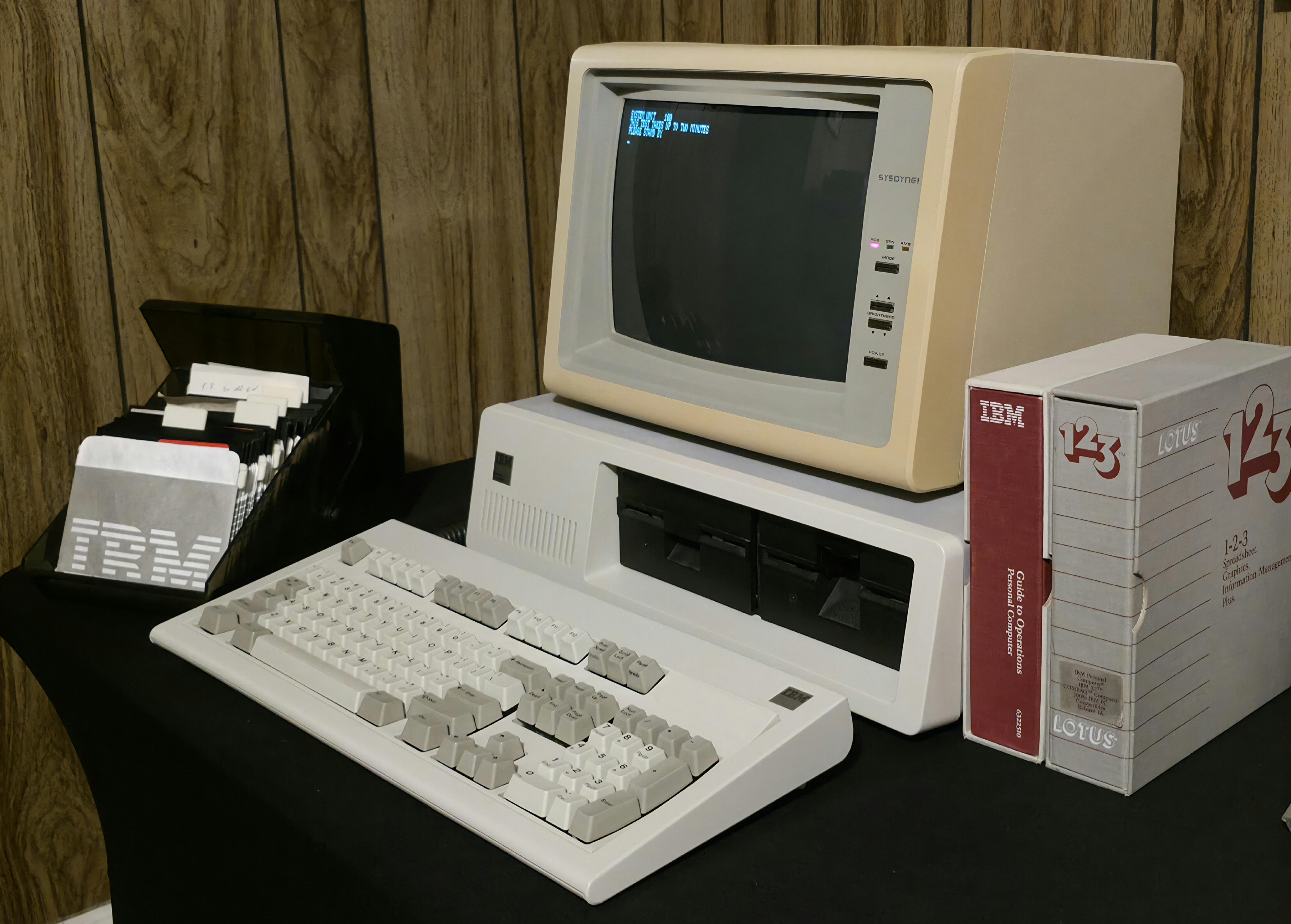 Esse cara começou a colecionar há 8 meses e já tem uma sala cheia de computadores lendários 1