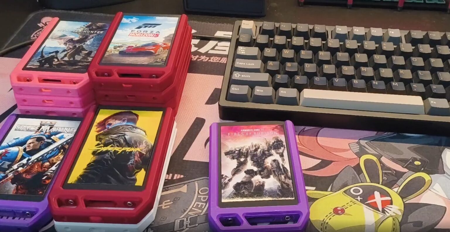 Cartuchos físicos coloridos com capas de jogos como Forza Horizon 5 e Cyberpunk 2077, sobre um mousepad e perto de um teclado mecânico