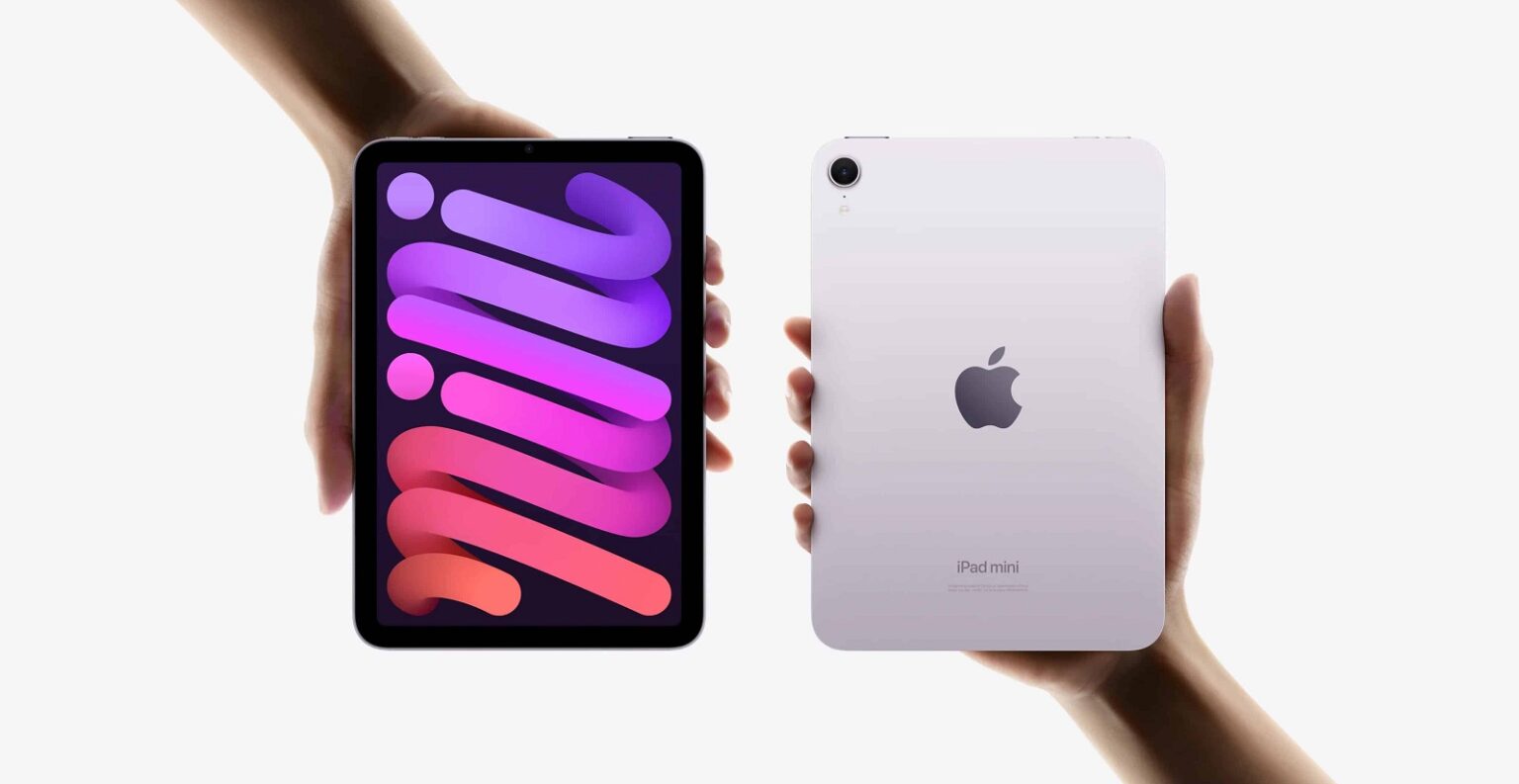 Duas mãos seguram iPad mini da Apple lado a lado, um mostrando a tela com papel de parede roxo e rosa e outro mostrando o verso lilás com o logo da Apple