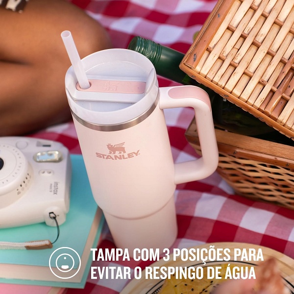 O Stanley Quencher de 1,18L está com 52% de desconto + cupom: mantém o gelo por até 2 dias 3 2 1 9