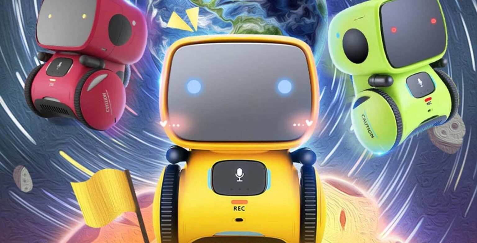 Três robôs interativos de brinquedo nas cores vermelha, amarela e verde, com olhos azuis e microfone, sobre fundo espacial com a Terra