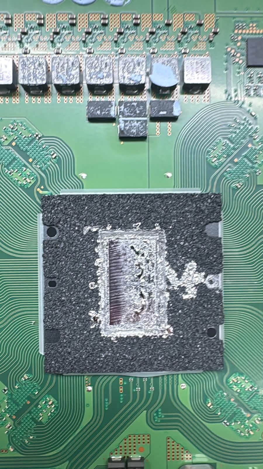 Técnico brasileiro encontra vazamento de metal líquido em PS5 Slim e se surpreende: “achei que fosse mito” 1 FB IMG 1785524169592