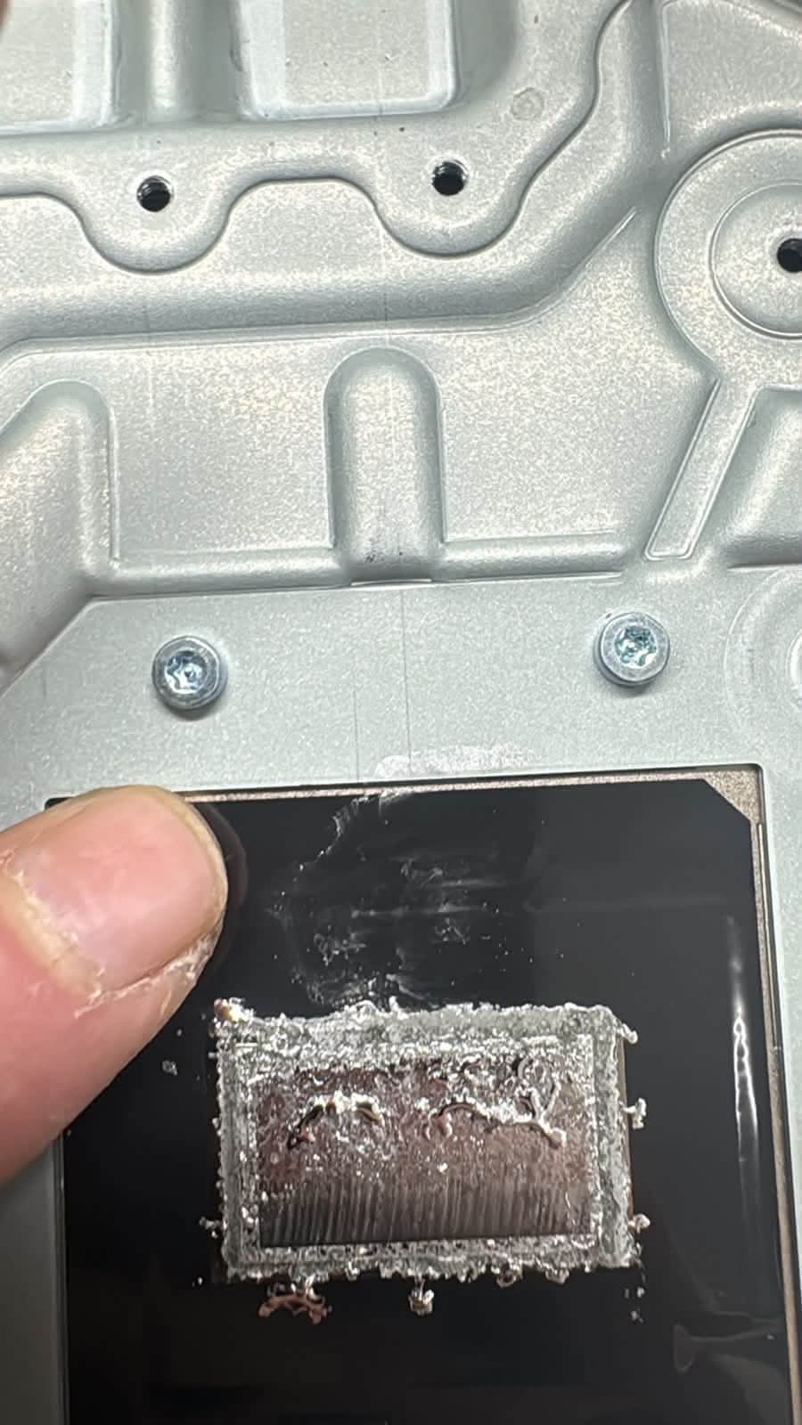 Técnico brasileiro encontra vazamento de metal líquido em PS5 Slim e se surpreende: “achei que fosse mito” 2 FB IMG 1785524172019