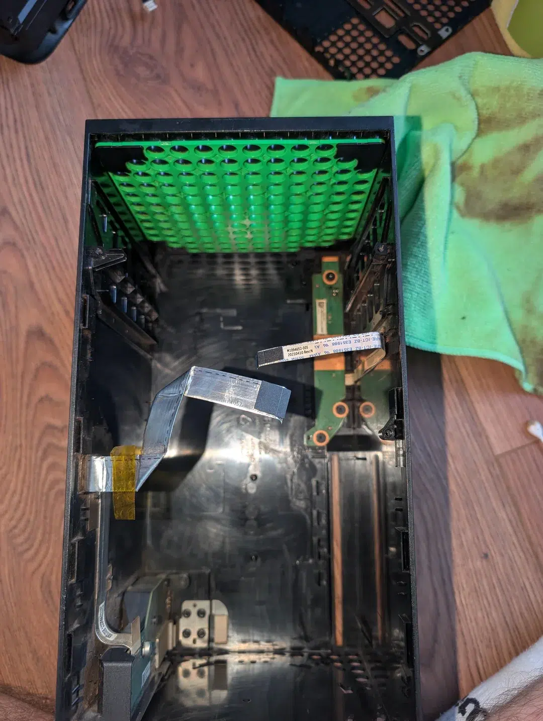 Gamer compra Xbox Series X usado e encontra o console tomado por poeira e com drive de disco defeituoso 1 accidentally bought a fixer upper v0 l0acnym513eh1