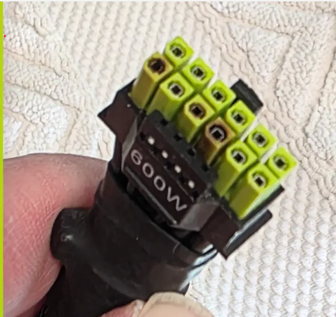 Recurso das fontes ASRock que deveria evitar conectores derretidos na RTX 5090 não funcionou 1 conector