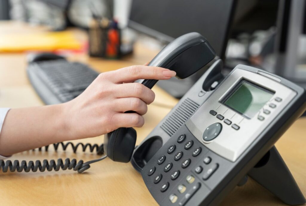 O telefone fixo virou relíquia, mas o Brasil ainda não consegue viver sem ele 2 fim do telefone fixo 1024x691 1