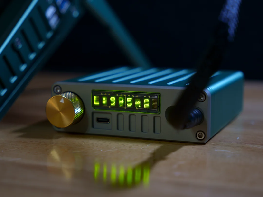 Essa fonte de bancada une visual retrô, USB-C, e o projeto é open-source 1 i made adjustable battery banks with cassette futurist v0 ab2f0am2rfbh1