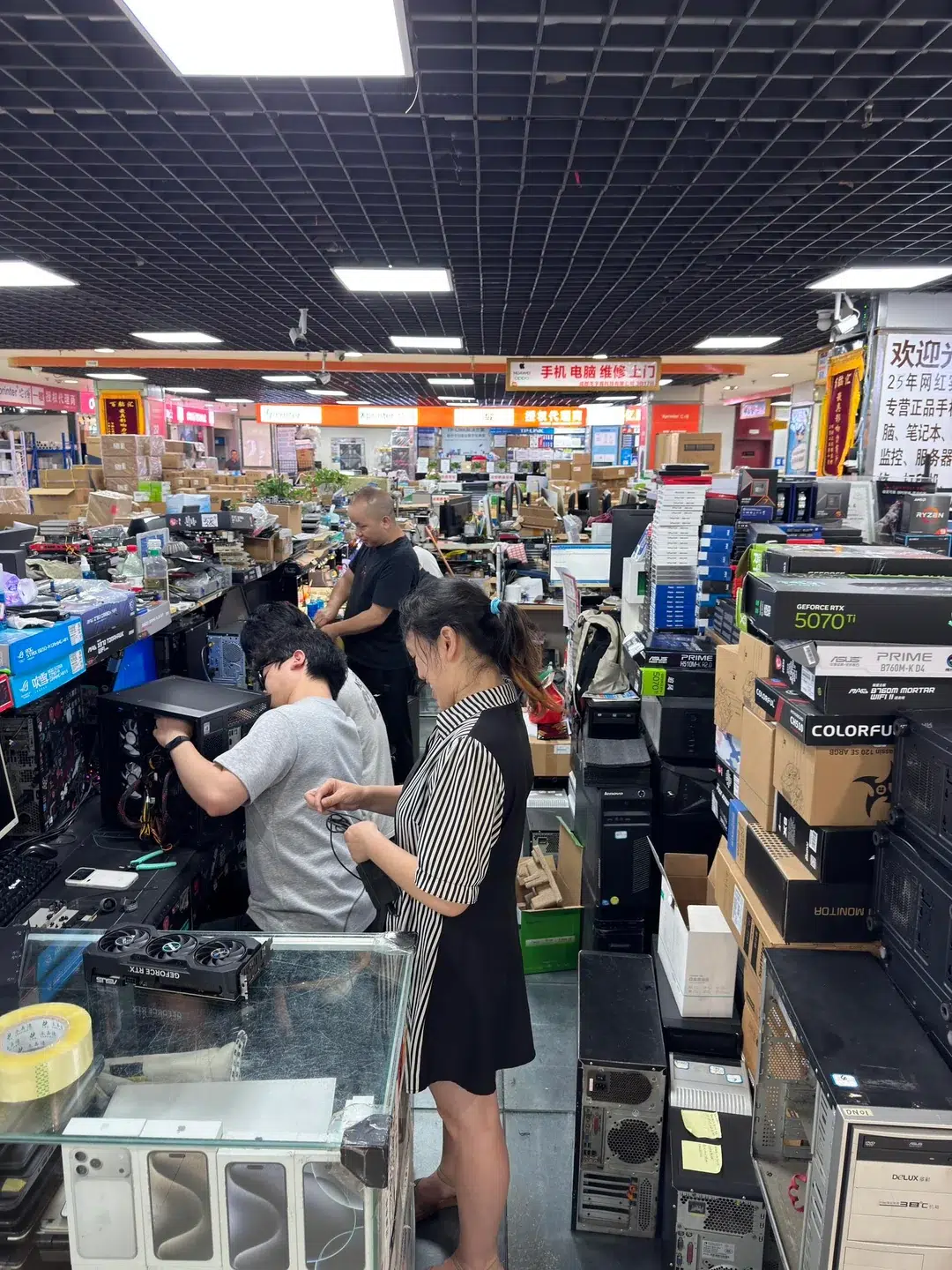 A Disney do hardware? Veja fotos de um dos mercados de informática mais curiosos da China 3 i visited chengdus computer city v0 phcmpd35lbch1 1