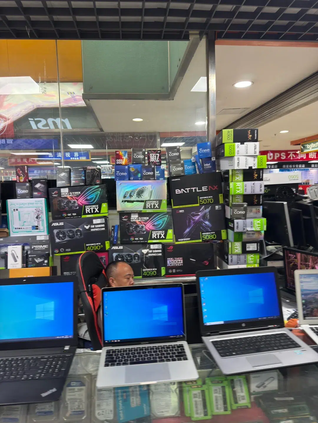 A Disney do hardware? Veja fotos de um dos mercados de informática mais curiosos da China 14 i visited chengdus computer city v0