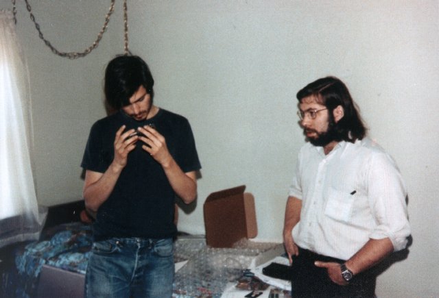 A arma apontada para o estômago: o negócio ilegal de Steve Jobs antes da Apple que quase terminou em tragédia 3 jobs and wozniak with a blue box 19 1