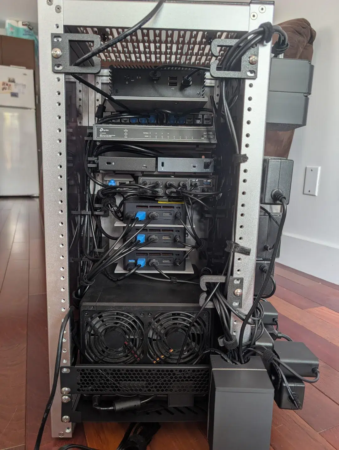 Homem usa impressão 3D e monta mini rack que reúne firewall, NAS e três servidores: "finalmente decidi me dedicar totalmente a algo confiável, portátil e esteticamente agradável" 1 jumping into the mini rack rabbit hole v0 g8c7ke6u8geh1