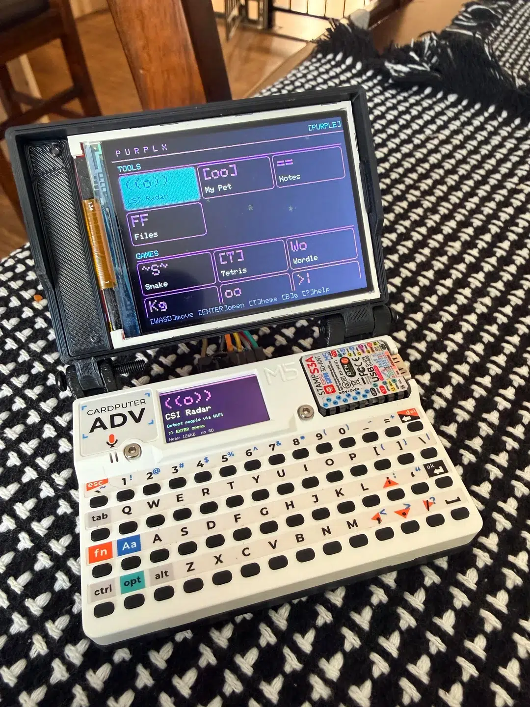 Esse pai de dois filhos, sem tempo para programar, usou IA para criar um sistema operacional para seu computador portátil cheio de funções 1 my first cyberdeck build v0