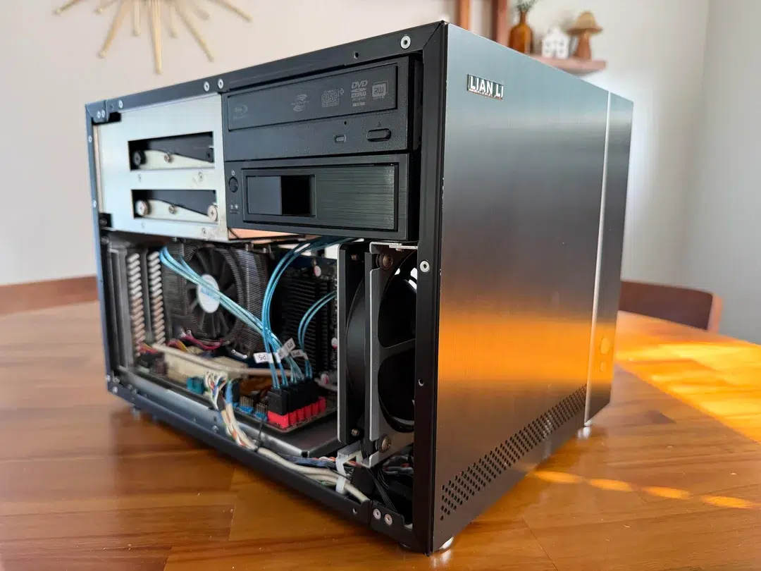 Entusiasta transforma um PC com hardware retrô em um servidor de mídia com Windows 10 3 retro 2000s htpc media center build v0 ammrvkg02pah1 1