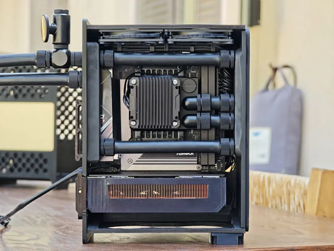 Genial ou bizarro? Homem cria gabinete compacto em 3D com radiador externo para ganhar espaço 1 t26 a with external watercooling v0