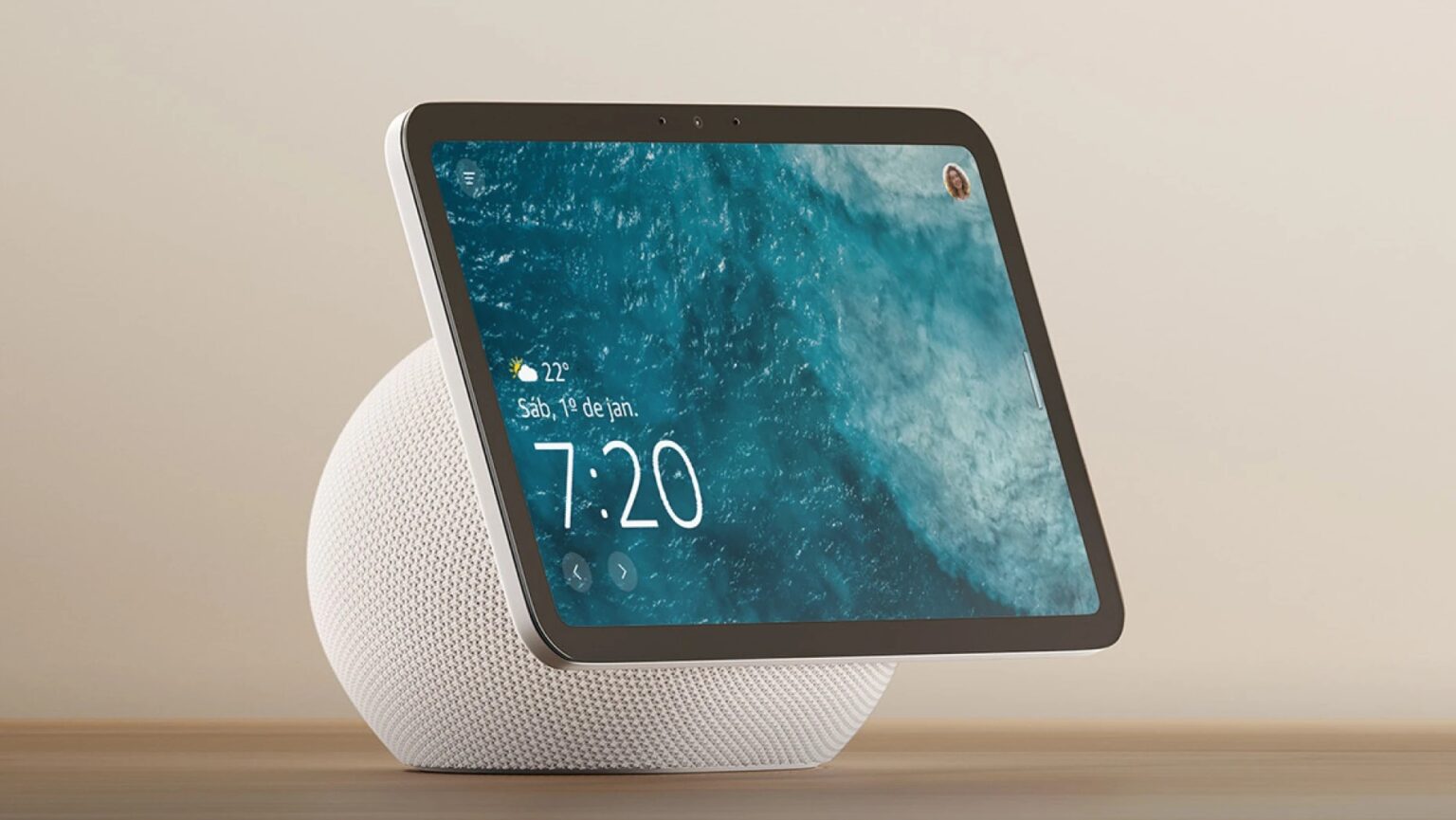Smart display branco com tela de 8 polegadas mostrando papel de parede de oceano, horário 7:20 e previsão do tempo, apoiado em base esférica de tecido sobre me…