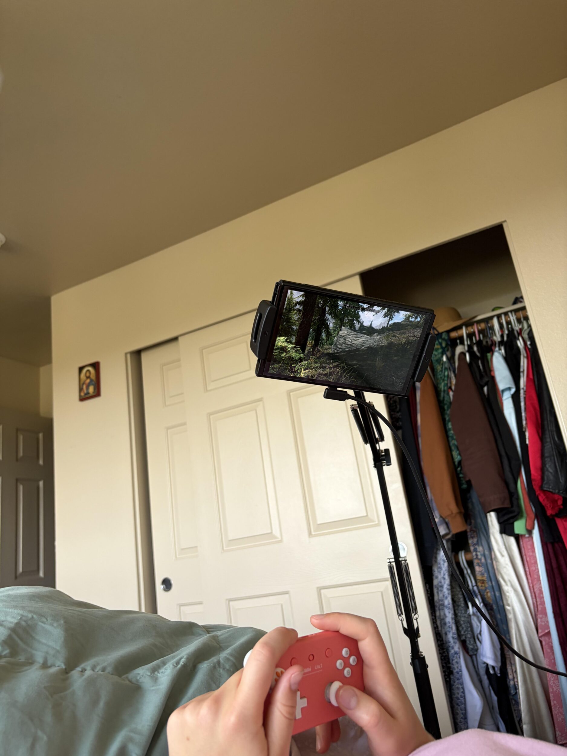 Ela queria jogar Nintendo Switch confortavelmente na cama e encontrou a solução em um acessório para Kindle 1 6iwuy6dpm18h1