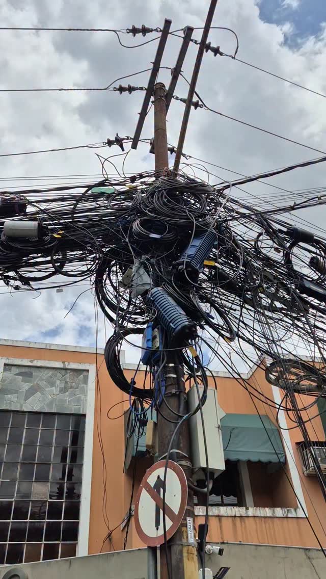 O emaranhado nos postes: fibra óptica se espalhou pelo Brasil e aumentou a disputa por um espaço que já era limitado 1 SaveClip.App 627982762 1977428006174452 7789475818111653440 n