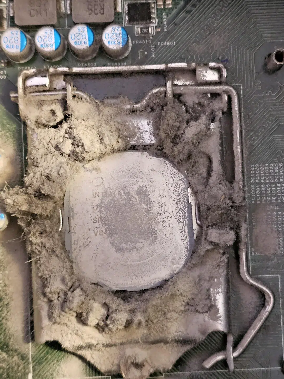 Bizarro: Homem abre PC antigo para recuperá-lo e encontra processador soterrado por anos de poeira 1 friend gave me a pc to fix up and give to my sister took it v0 kmeg7pytp9wc1