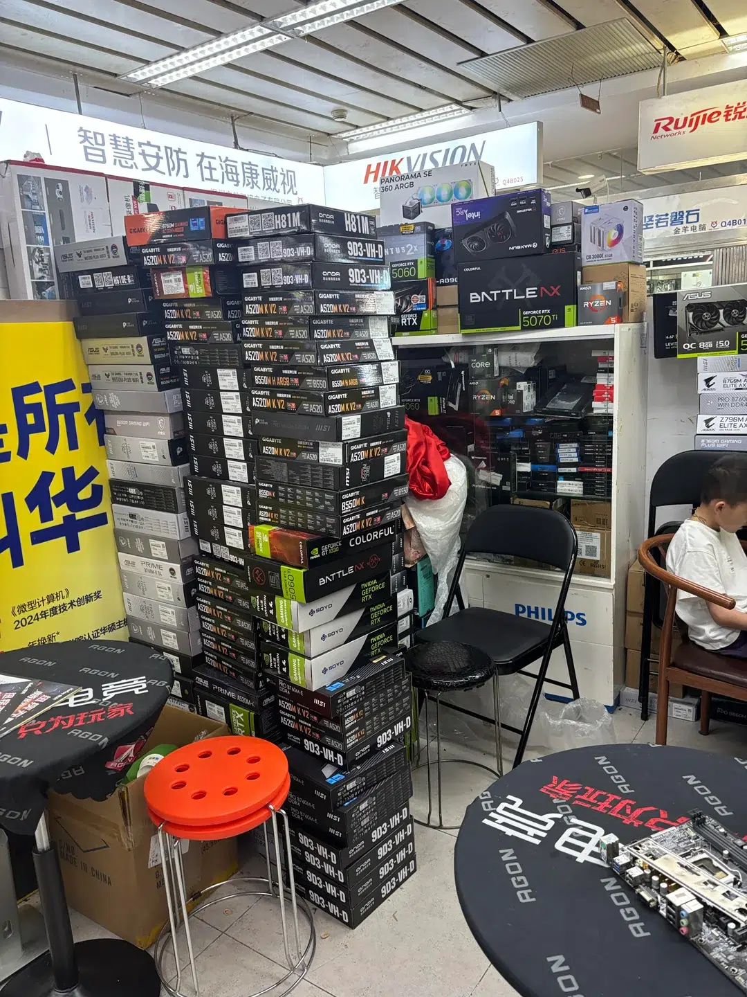 Homem visita o maior mercado de eletrônicos do mundo, na China, e mostra por que o lugar parece um paraíso para fãs de hardware 6 i ve been at the largest electronics market in the world v0 nosdyax1augh1 1