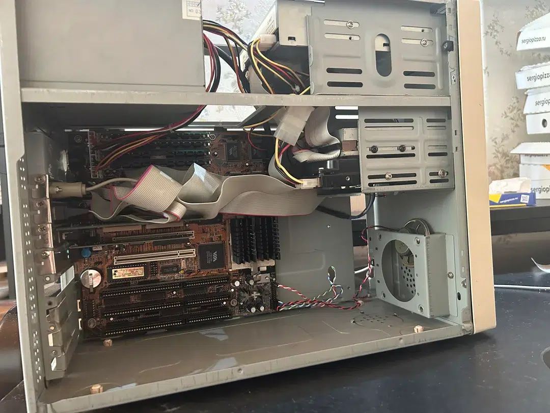 Homem mostra que ainda tem PC de antigo instituto soviético, e documentos continuam no HD de 1,08 GB 1 my late 90s pentium workstation with an industrial v0 akjey5ll2khh1 1
