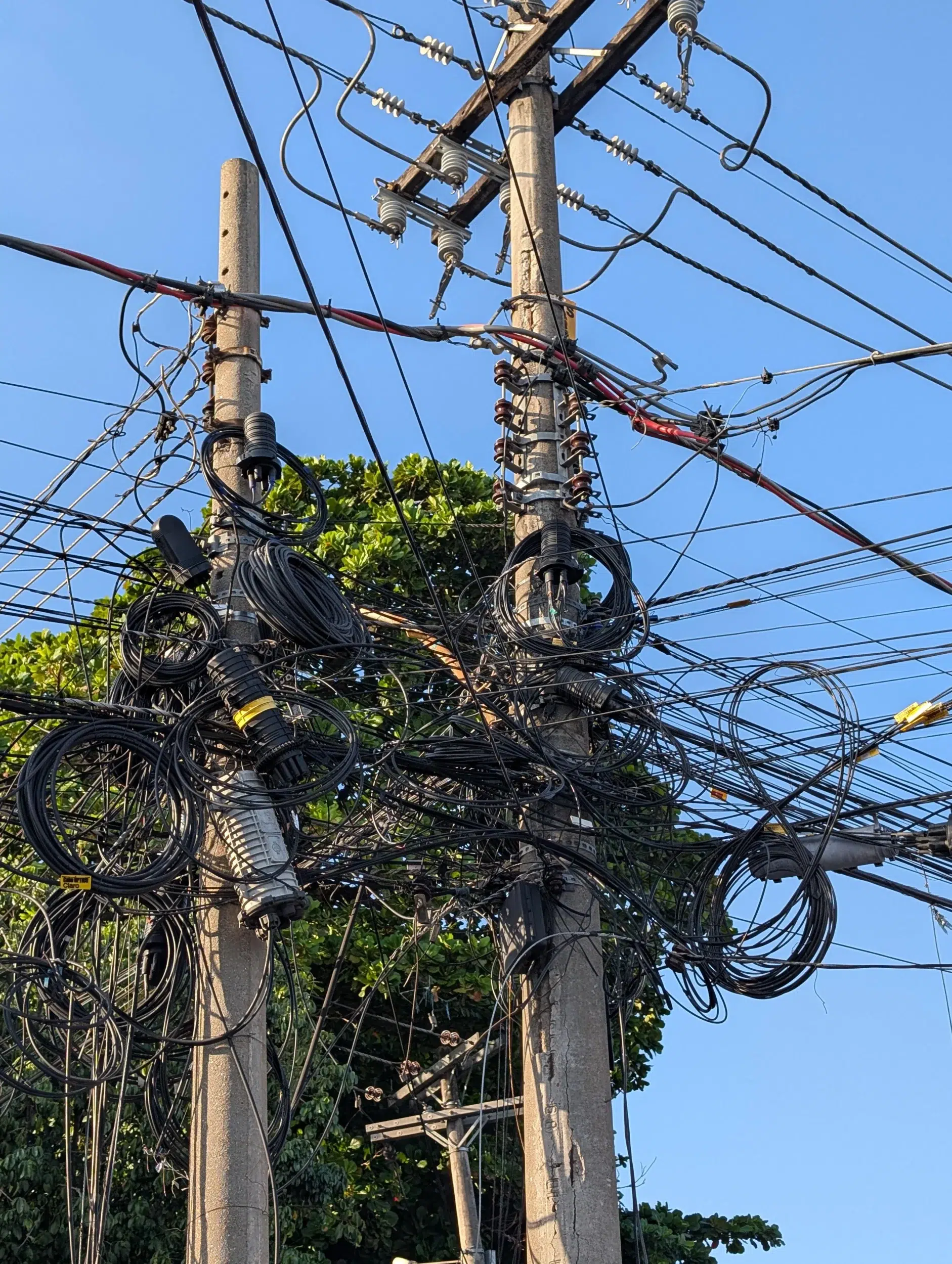 O emaranhado nos postes: fibra óptica se espalhou pelo Brasil e aumentou a disputa por um espaço que já era limitado 2 pequenos provedores estao arruinando a estetica das cidades v0 k5bcn81npcye1
