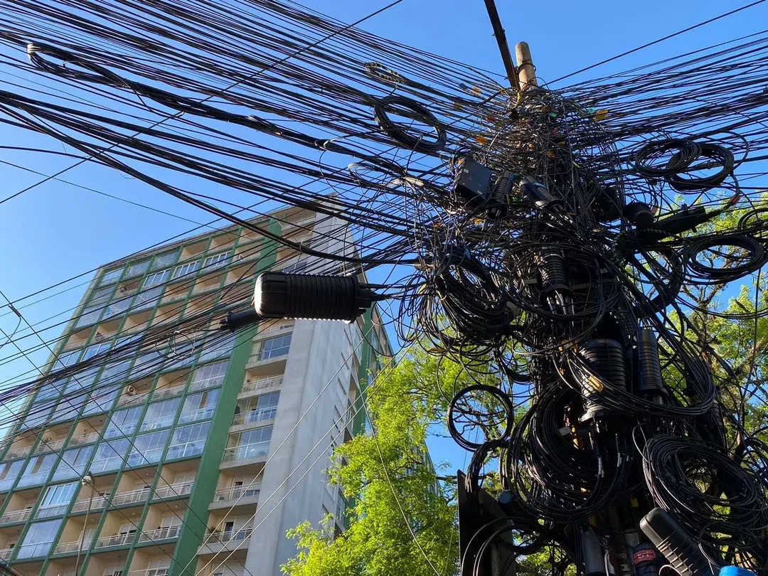 O emaranhado nos postes: fibra óptica se espalhou pelo Brasil e aumentou a disputa por um espaço que já era limitado 3 por que os postes de porto alegre possuem um emaranhado de v0 UC8zon1lGO1a61PWu NcqHgUTwpzDivnAGkW gJnmyQ