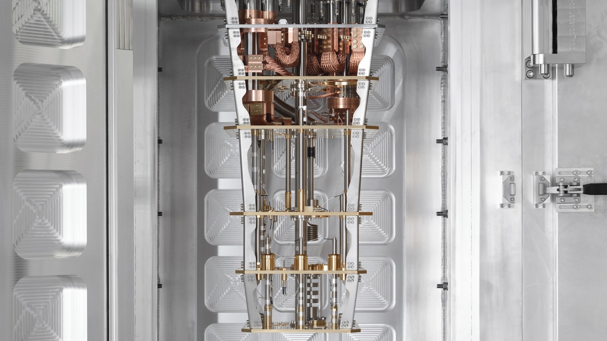 IBM cria “geladeira” 180 vezes mais fria que o espaço para conectar seus futuros computadores quânticos 2 qpnoseesazmmjc4epx26zb 1787666575562 17876665759151334797833