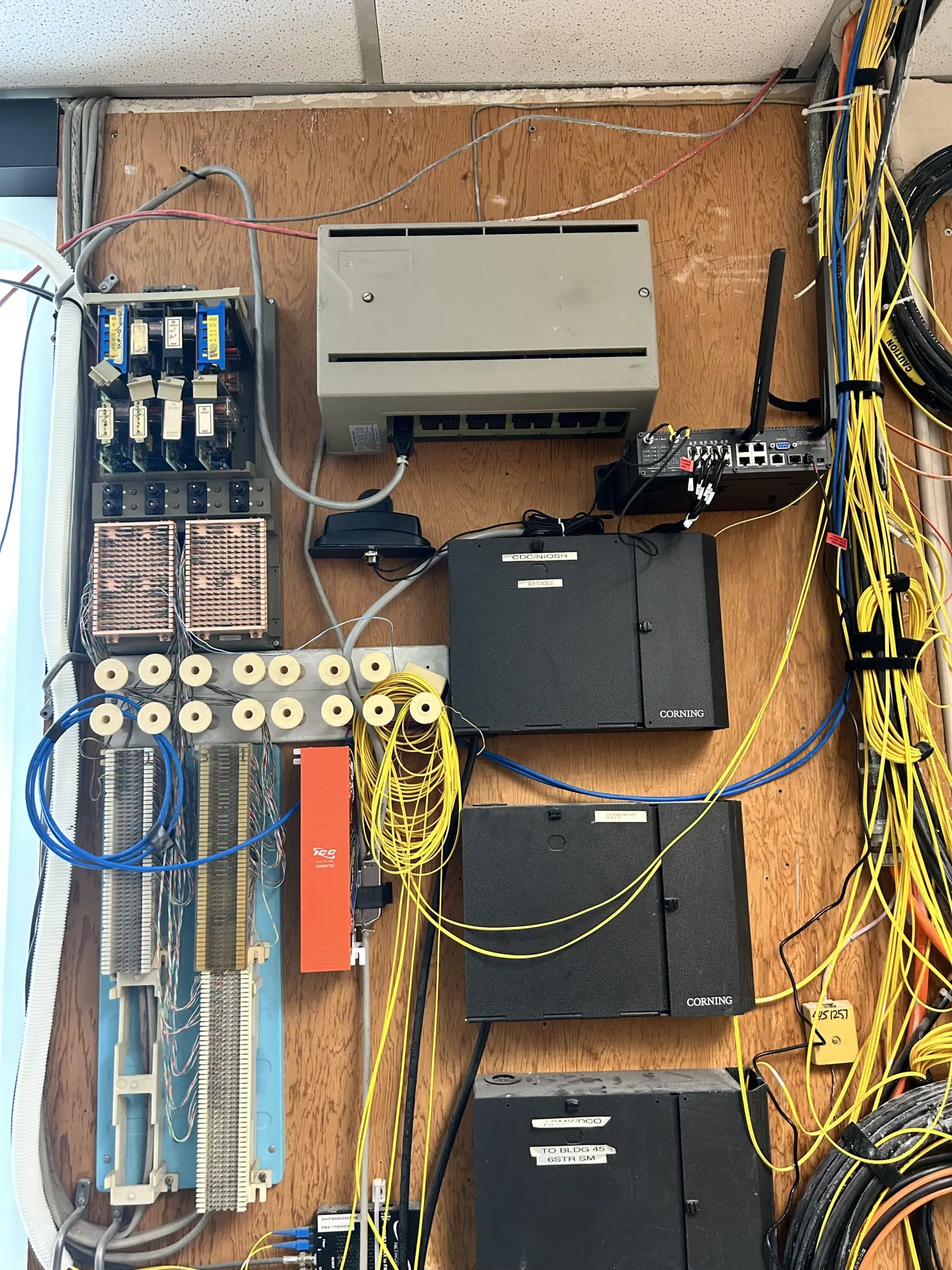Técnico encontra equipamentos de telecom dos anos 1980 abandonados em prédio do governo dos EUA; alguns ainda funcionam 1 relics of the past that still haunt the present v0 yyx8ptcv6y7h1
