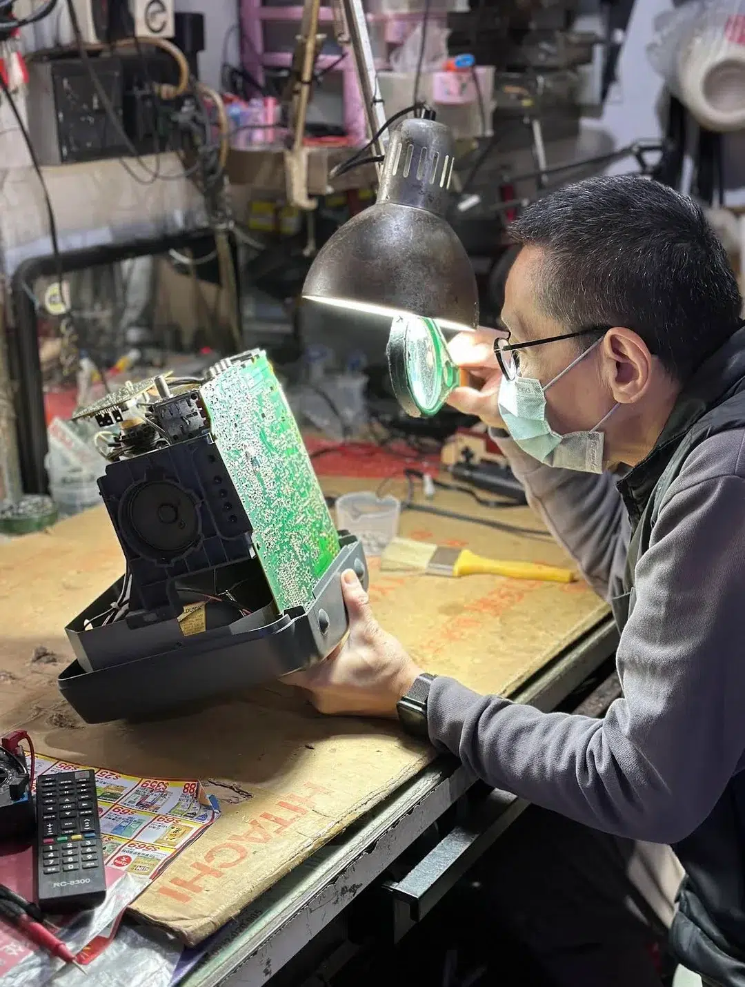 Homem encontra técnico que ainda conserta TVs de tubo em Taiwan e pede para aprender o ofício; mas recebe uma resposta desanimadora 1 taipei last crt repair shop v0 1wanby7bnujh1