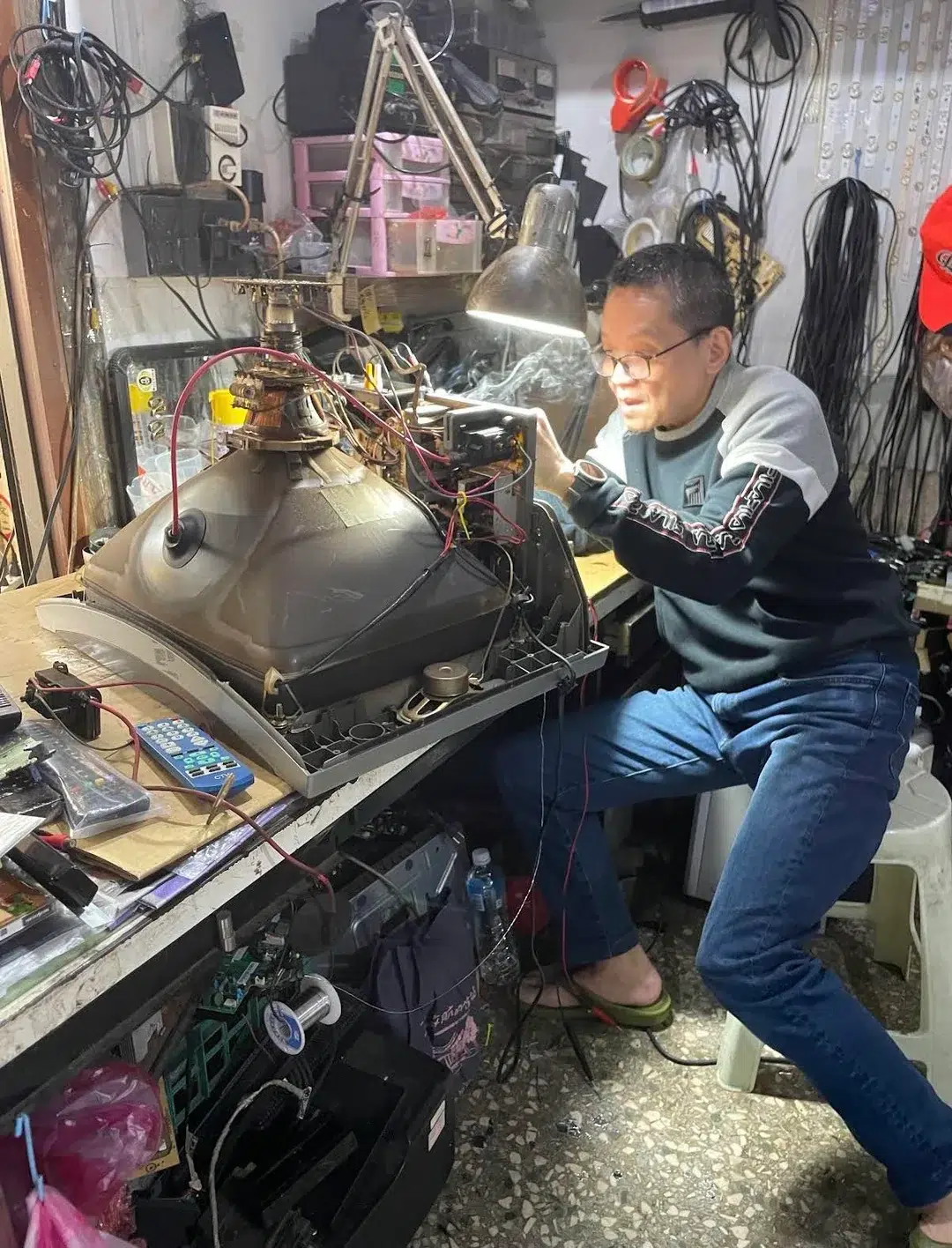 Homem encontra técnico que ainda conserta TVs de tubo em Taiwan e pede para aprender o ofício; mas recebe uma resposta desanimadora 2 taipei last crt repair shop v0