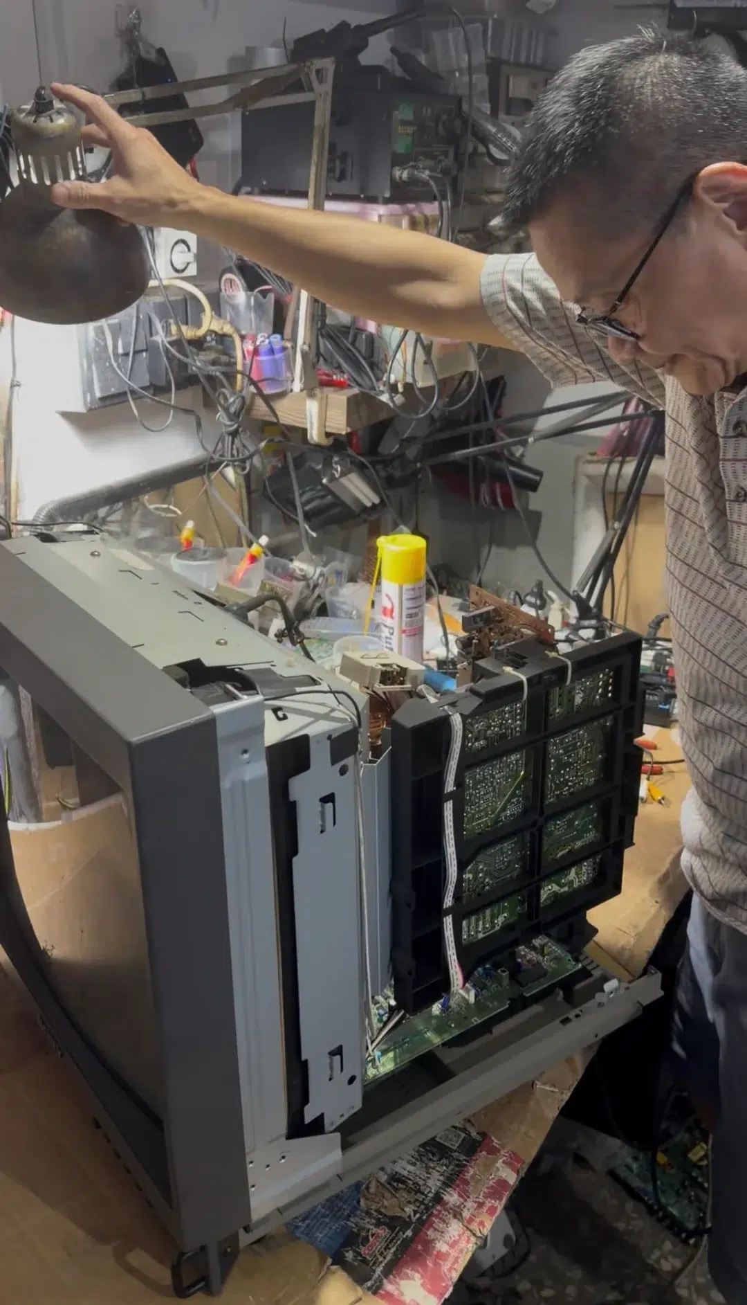 Homem encontra técnico que ainda conserta TVs de tubo em Taiwan e pede para aprender o ofício; mas recebe uma resposta desanimadora 3 taipei last crt repair shop v0 sajs8y7bnujh1